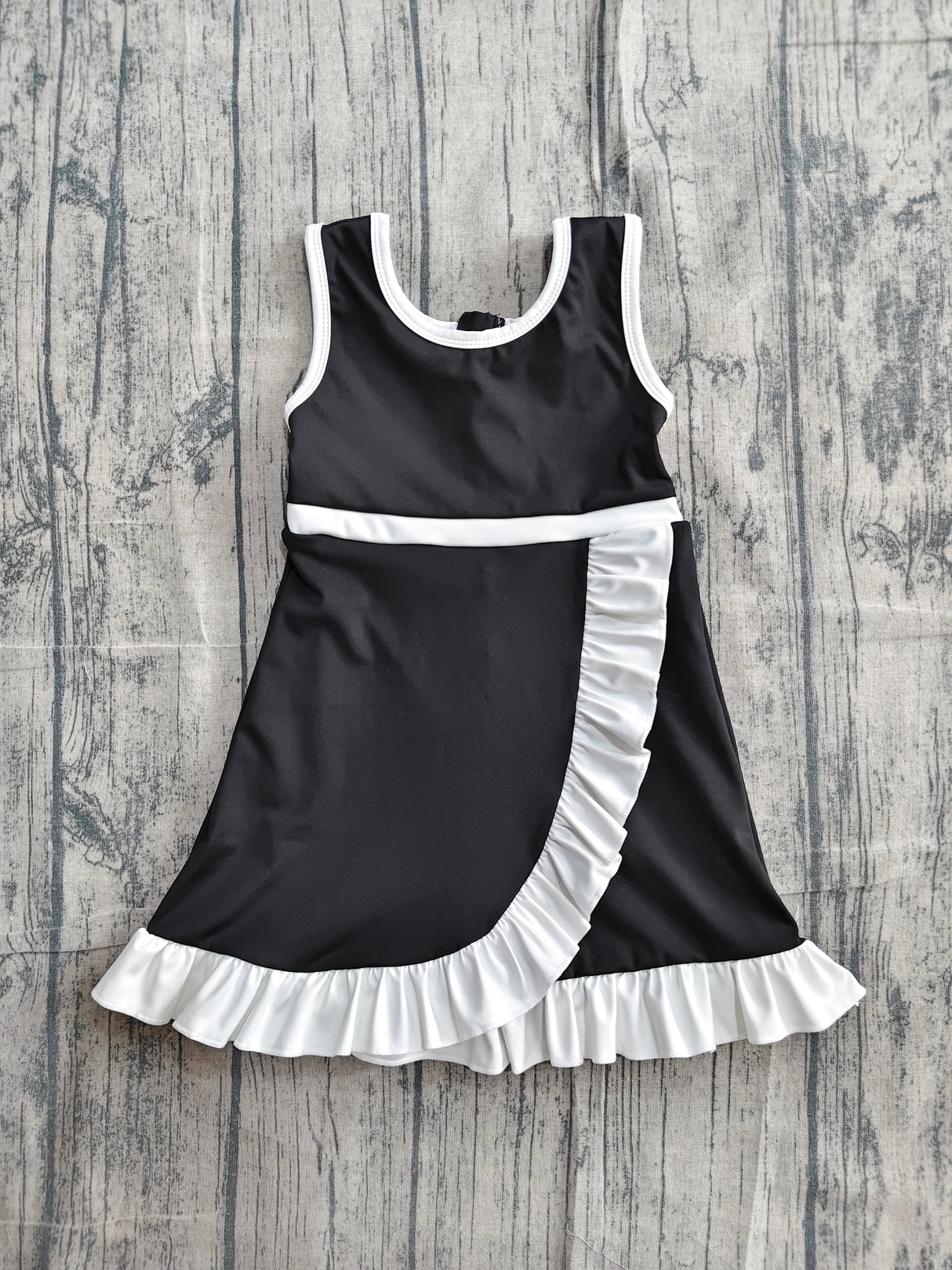 Sleeveless black white scallop girls athletic dress